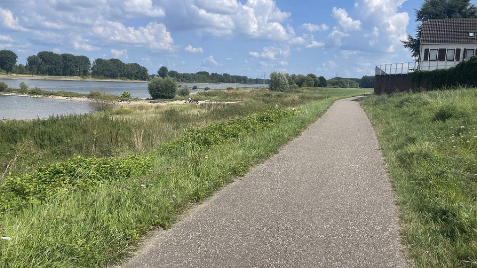 fietspad langs de Rijn in Duitsland