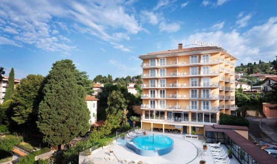 Slovenië  Socializing Mirna